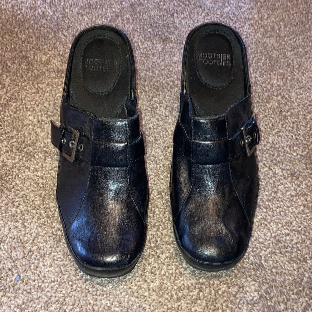 Black heel clogs, Brand-name tootsies